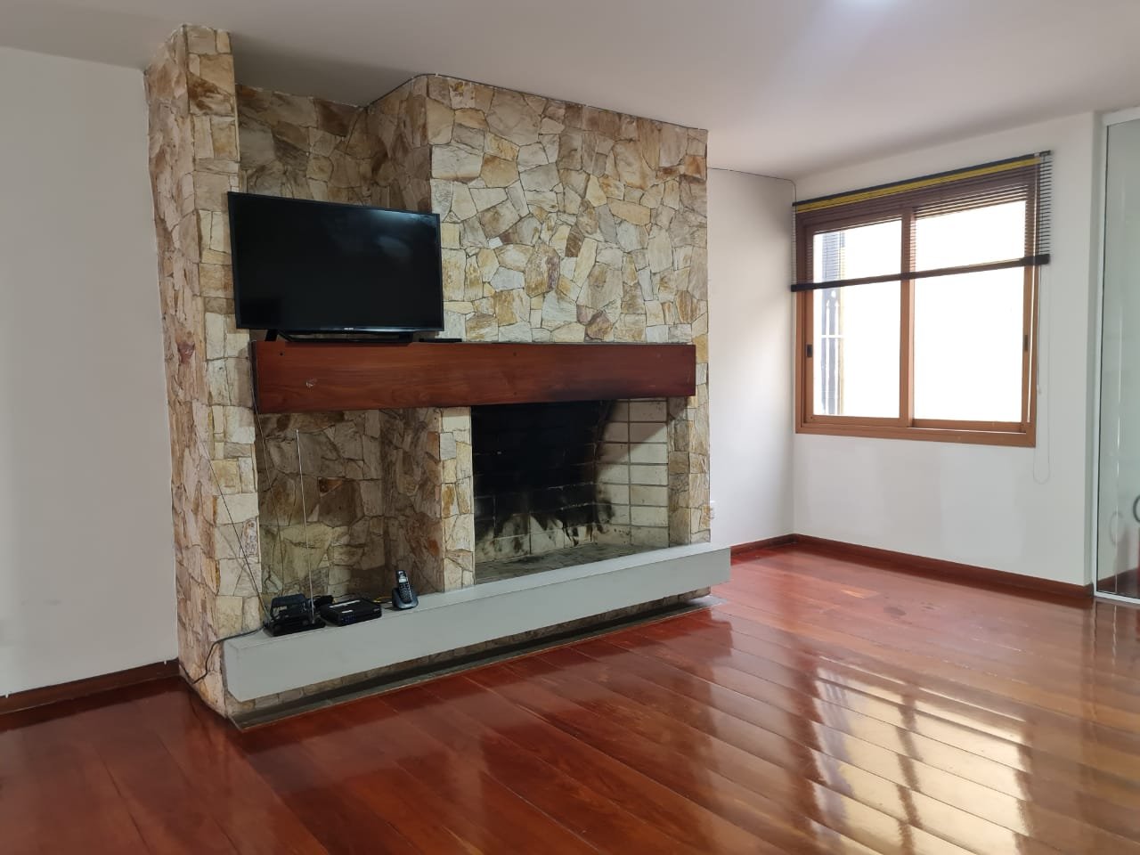 Sala com lareira e TV